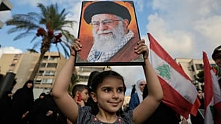 طفلة ترفع صورة المرشد الأعلى الإيراني الراحل علي خامنئي، في منطقة حارة حريك بالضاحية الجنوبية لبيروت، الثلاثاء 22 أيلول/سبتمبر 2026. 