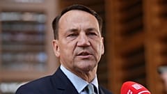 Minister spraw zagranicznych Radosław Sikorski rozmawia z mediami przed rozpoczęciem spotkania ministrów spraw zagranicznych państw UE w Brukseli, 13 lipca 2026 r.