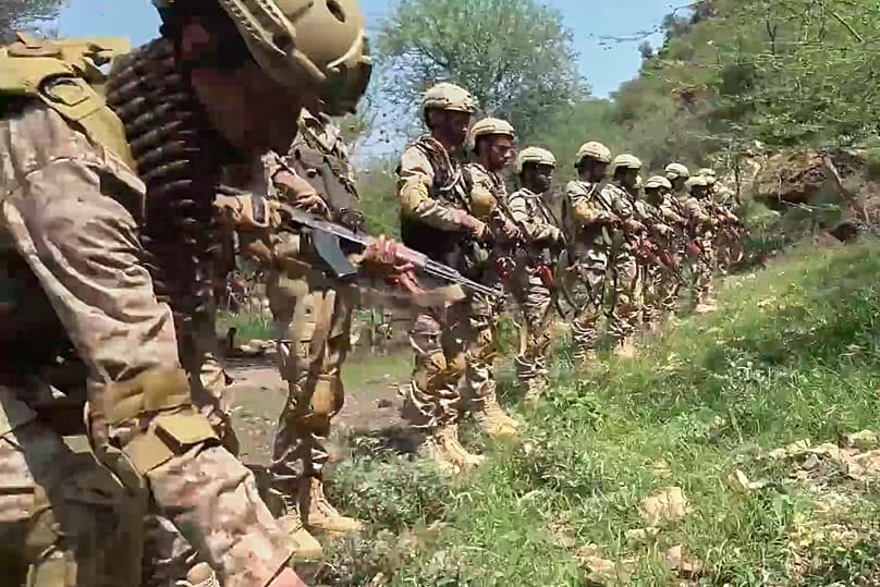 Houthi fighters standing in formation in an area of clashes with Saudi-backed forces in Yemen, 22 September, 2026