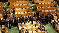 Többen kivonulnak, amikor Benjámin Netanjahu izraeli miniszterelnök beszédét kezdi az ENSZ Közgyűlésének 81. ülésszakán.