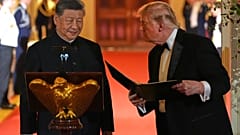الرئيس دونالد ترامب يتحدث مع الرئيس الصيني شي جين بينغ خلال عشاء رسمي في الغرفة الشرقية بالبيت الأبيض، الخميس 24 سبتمبر 2026