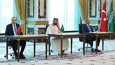 El presidente Erdogan, el príncipe heredero saudí bin Salman y el primer ministro paquistaní Sharif firman en La Meca un acuerdo de defensa conjunta