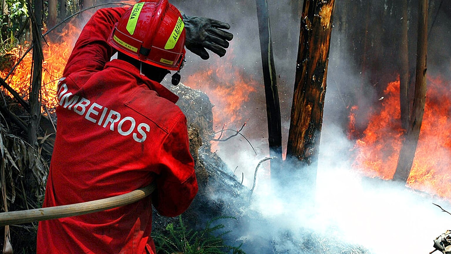 ARQUIVO - Bombeiro combate fogo em Portugal, julho de 2005
