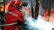 ARQUIVO - Bombeiro combate fogo em Portugal, julho de 2005