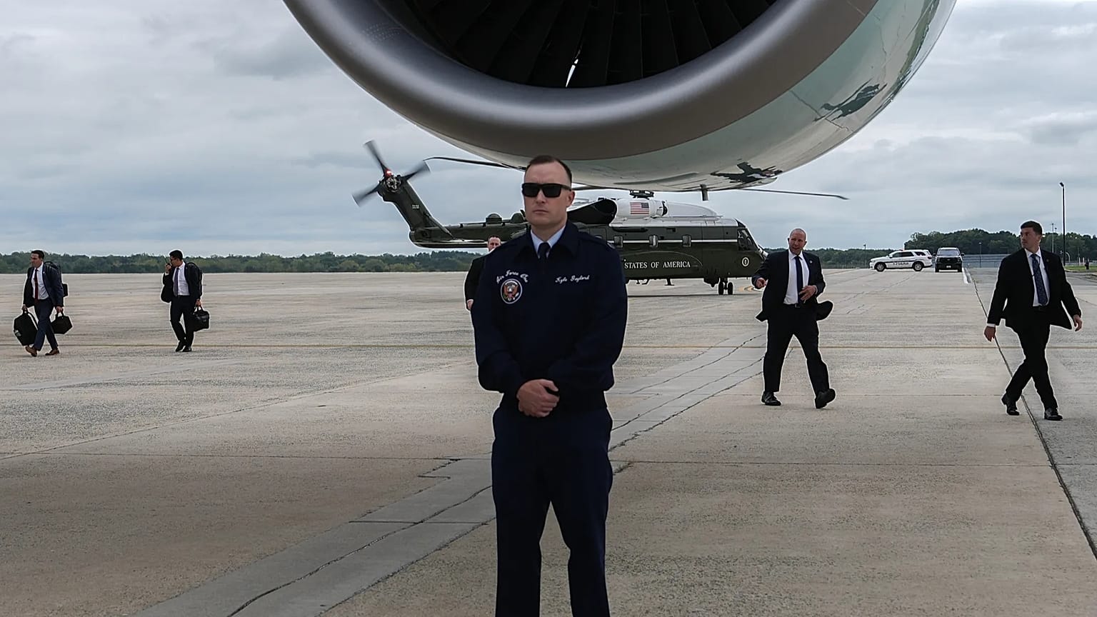 A Secret Service egy ügynöke az elnöki különgépnél