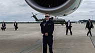 A Secret Service egy ügynöke az elnöki különgépnél