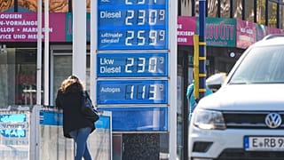Persone aspettano l'autobus a una stazione di servizio nel centro di Essen, Germania, dove i prezzi del carburante sono alti per la guerra in Iran, mercoledì 1 aprile 2026.
