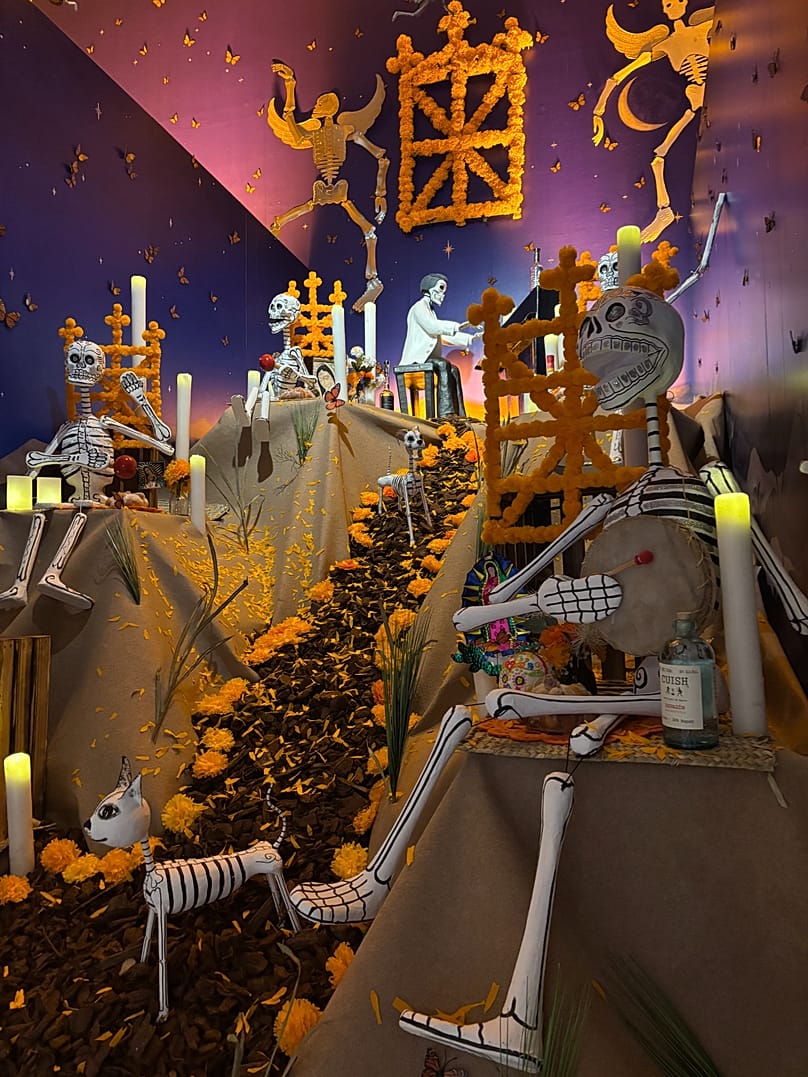Imagen del altar del Día de Muertos de 2026 de Casa de México en Madrid, con Agustín Lara de fondo..