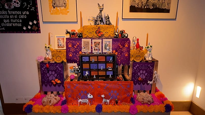 Imagen del altar dedicado a las mascotas con motivo del Dïa de Muertos de 2026 en la Casa de México (Madrid).