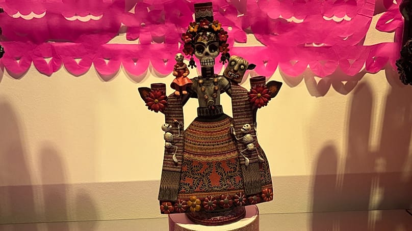 Una catrina artesanal en las exposiciones de la Casa de México (Madrid) con Motivo del Día de Muertos de 2026.