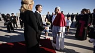 A párizsi Orly repülőtéren Emmanuel Macron francia elnök és felesége, Brigitte köszöntik XIV. Leó pápát.