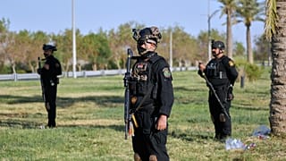 عناصر أمن عراقيون يقفون للحراسة في الموقع القريب من مطار بغداد الدولي -حيث قُتل القائد العسكري الإيراني قاسم سليماني في غارة شنتها طائرة مسيرة أمريكية- وذلك خلال زيارة لرئيس ا