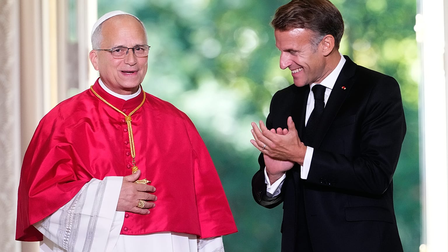 Le pape Léon XIV, à gauche, et le président français Emmanuel Macron assistent à la lecture d'une déclaration commune à l'Élysée, vendredi 25 septembre 2026.
