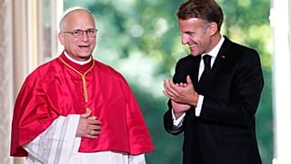 Le pape Léon XIV, à gauche, et le président français Emmanuel Macron assistent à la lecture d'une déclaration commune à l'Élysée, vendredi 25 septembre 2026.