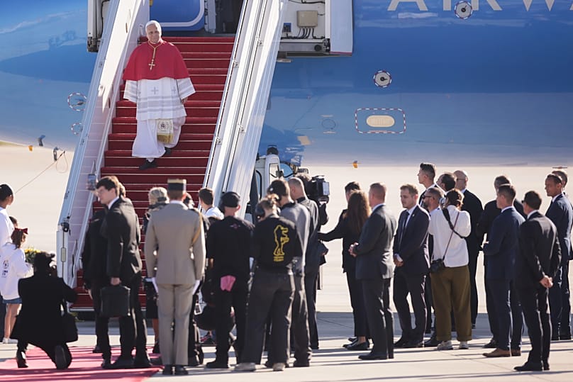 Le pape Léon XIV descend de l'avion à l'aéroport d'Orly, à Paris, alors qu'il entame une visite pastorale de quatre jours en France, ce vendredi 25 septembre 2026.