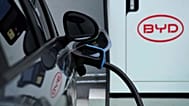 يتم شحن سيارة كهربائية من طراز "BYD" في وكالة سيارات في كاماساري بولاية باهيا في البرازيل، يوم الجمعة السابع من مارس 2025.