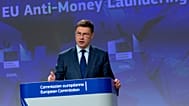 Comissário europeu Valdis Dombrovskis fala durante uma conferência de imprensa sobre lavagem de dinheiro na sede da UE em Bruxelas