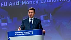 Comissário europeu Valdis Dombrovskis fala durante uma conferência de imprensa sobre lavagem de dinheiro na sede da UE em Bruxelas
