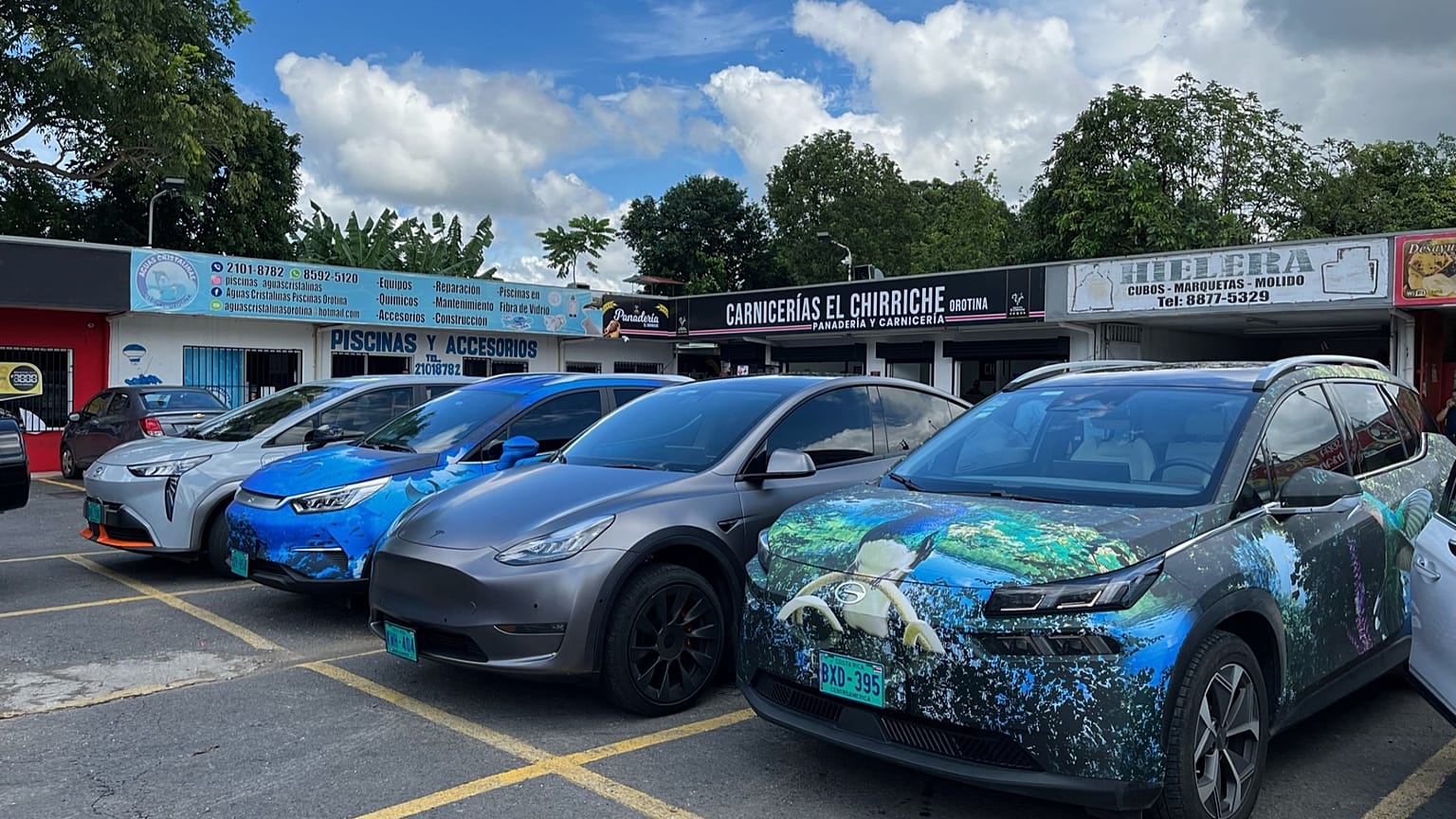 Archivo - Fotografía de folleto facilitada por la Asociación Noruega de Vehículos Eléctricos, con coches eléctricos aparcados frente a tiendas.