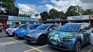 Arquivo – Foto distribuída pela Associação Norueguesa de Veículos Elétricos mostra carros elétricos estacionados em frente a lojas