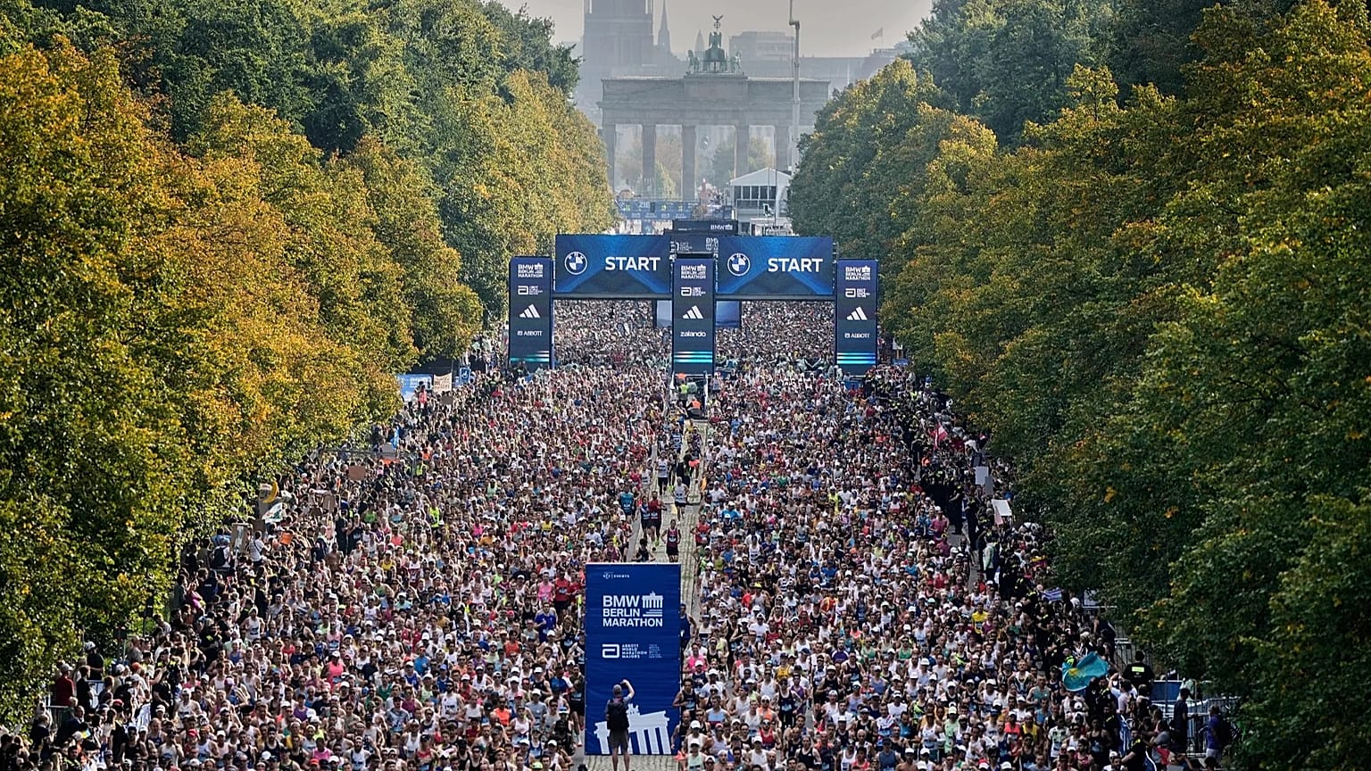 Teilnehmer starten am 21. September 2025 beim Berlin-Marathon.