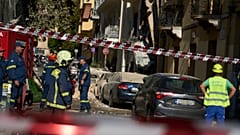 Strażacy pracują na miejscu po silnej eksplozji, która doprowadziła do zawalenia budynku i raniła co najmniej dwie osoby w Atenach