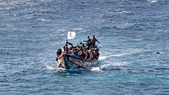 ΑΡΧΕΙΟ: Μετανάστες πλέουν προς το λιμάνι Λα Ρεστίνγα, στο καναρινό νησί Ελ Χιέρο, στην Ισπανία, στις 18 Αυγούστου 2024.