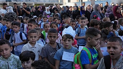 يصطف الأطفال الفلسطينيون في اليوم الأول من العام الدراسي الجديد في مدرسة تديرها الأمم المتحدة في النصيرات بوسط قطاع غزة
