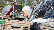Un inmigrante está sentado junto a su tienda de campaña en la playa de El Trampolín, en el enclave español de Ceuta, el 2 de septiembre de 2026. 