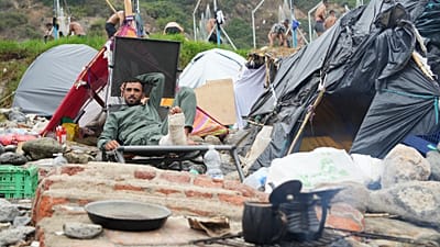 Un inmigrante está sentado junto a su tienda de campaña en la playa de El Trampolín, en el enclave español de Ceuta, el 2 de septiembre de 2026. 