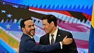 آبلاردو دِلااسپریا، رئیس‌جمهور جدید کلمبیا (سمت چپ) و مارکو روبیو، وزیر خارجه آمریکا، در جریان مراسم امضای توافق‌نامه‌های دوجانبه یکدیگر را در آغوش می‌گیرند