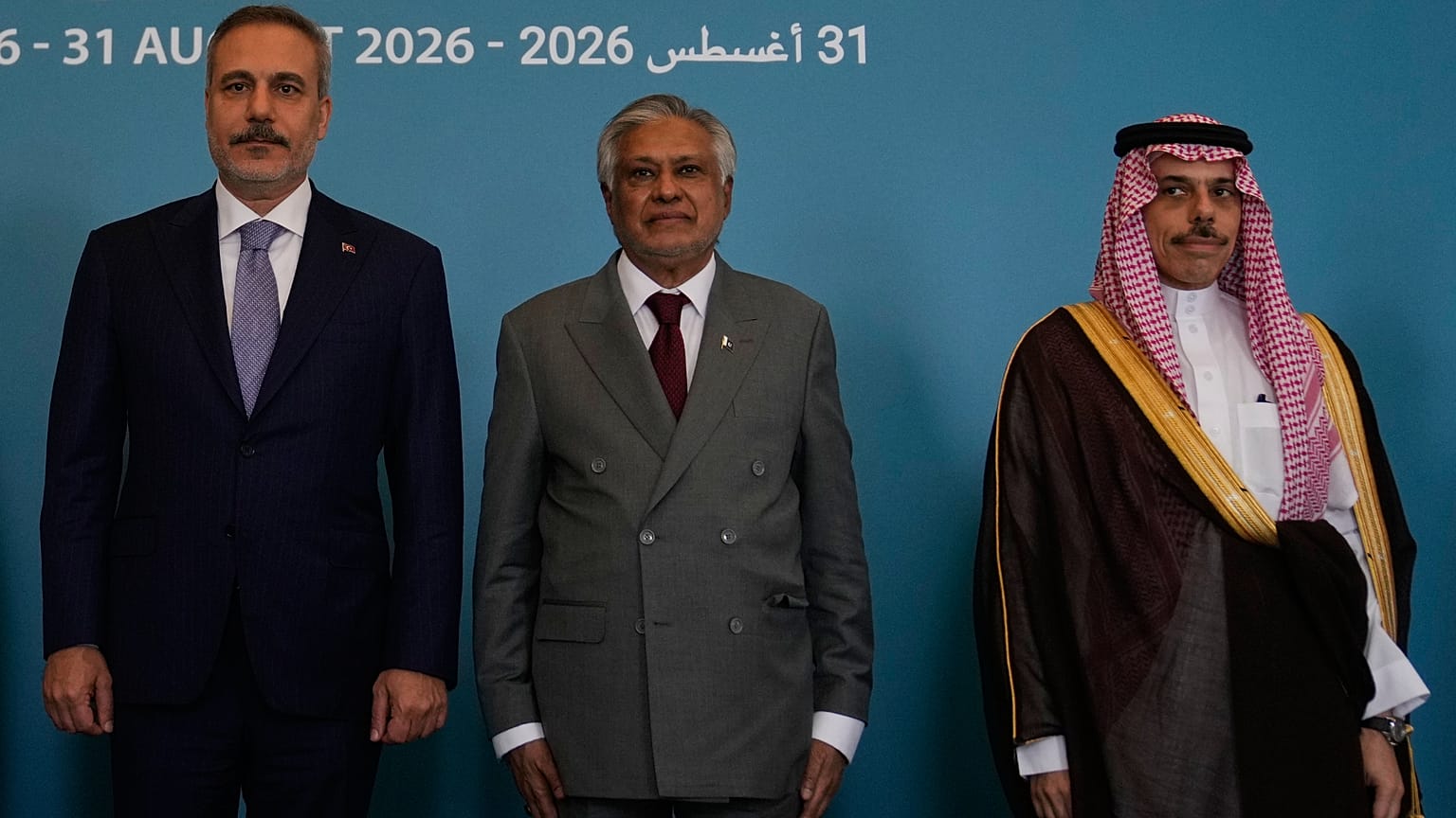 من اليسار، وزير الخارجية التركي ووزير الخارجية الباكستاني ووزير الخارجية السعودي لالتقاط صورة جماعية قبيل الاجتماع الأول للجنة السياسية والدفاعية الاستراتيجية