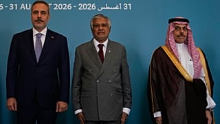 من اليسار، وزير الخارجية التركي ووزير الخارجية الباكستاني ووزير الخارجية السعودي لالتقاط صورة جماعية قبيل الاجتماع الأول للجنة السياسية والدفاعية الاستراتيجية