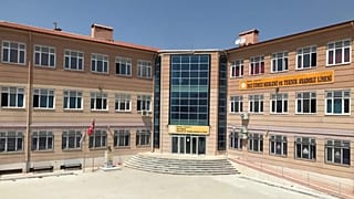 Manisa Turgutla'daki İnci Üzmez Mesleki ve Teknik Anadolu Lisesi