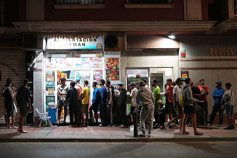 Migrantes numa loja de alimentação em Ceuta