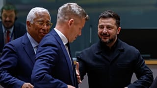 Volodimir Zelenszkij ukrán elnök Magyar Péterrel a júniusi uniós csúcson Brüsszelben 