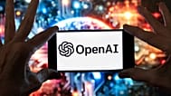 Az OpenAI logója egy mobiltelefonon egy Chat GPT által generált kép előtt Bostonban, 2023. december 8-án