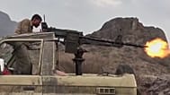 مقاتل حوثي يطلق النار من مدفع رشاش مثبت على مركبة على القوات المدعومة من السعودية في اليمن. (مكتب أنصار الله الإعلامي عبر وكالة أسوشييتد برس)