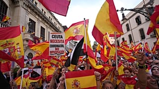 Espagne : des milliers de manifestants réclament la démission de Pédro Sanchez 