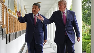الرئيس دونالد ترامب والرئيس الصيني شي جين بينغ يسيران على طول رواق البيت الأبيض، الخميس 24 سبتمبر 2026، في واشنطن. (AP Photo/جاكلين مارتن)