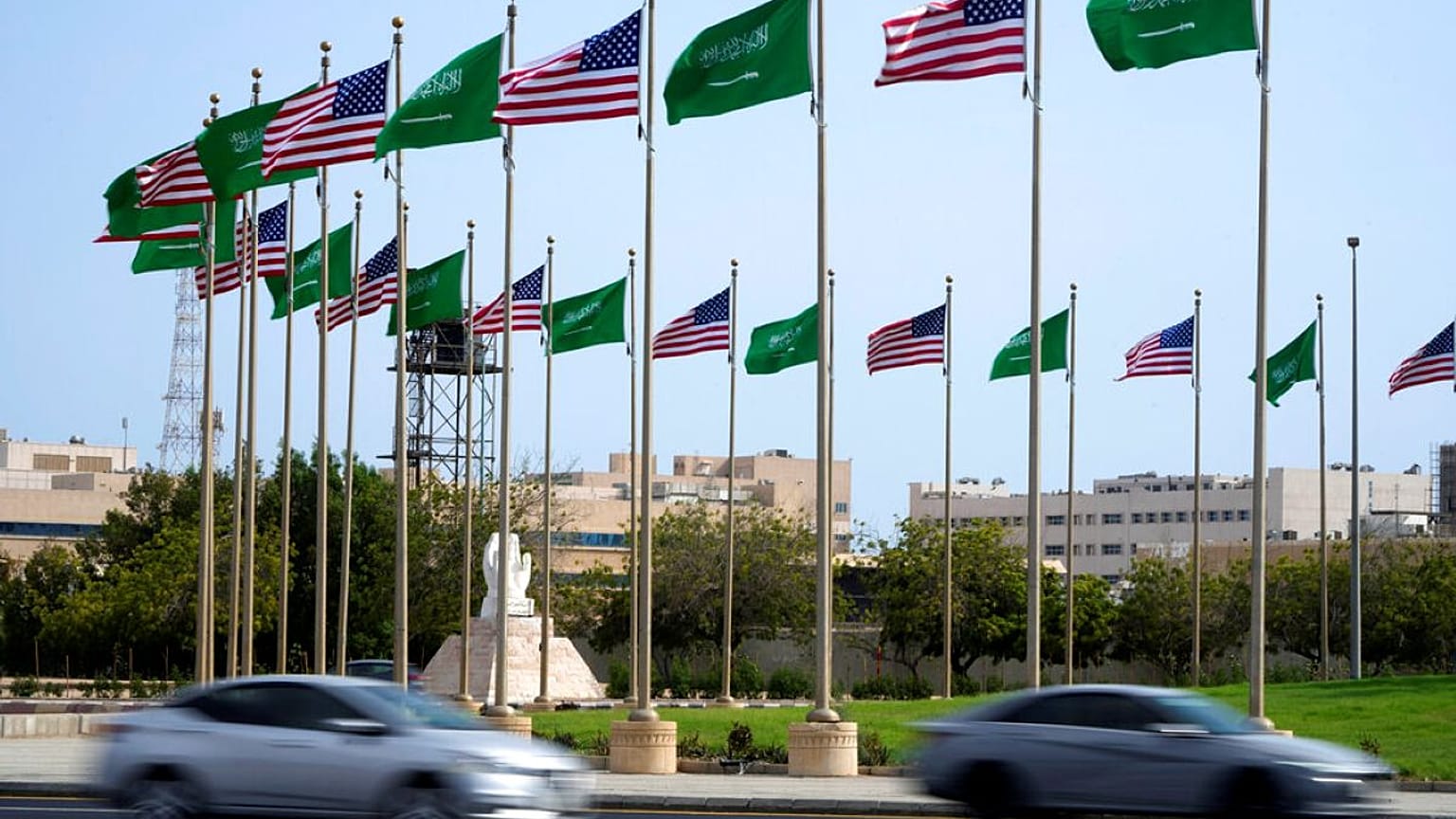 مركبات تسير بمحاذاة الأعلام الأمريكية والسعودية قبيل زيارة الرئيس الأمريكي جو بايدن، في ساحة بمدينة جدة، المملكة العربية السعودية، يوم الخميس 14 يوليو 2022. 
