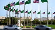 مركبات تسير بمحاذاة الأعلام الأمريكية والسعودية قبيل زيارة الرئيس الأمريكي جو بايدن، في ساحة بمدينة جدة، المملكة العربية السعودية، يوم الخميس 14 يوليو 2022. 