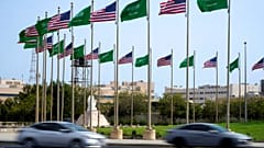 مركبات تسير بمحاذاة الأعلام الأمريكية والسعودية قبيل زيارة الرئيس الأمريكي جو بايدن، في ساحة بمدينة جدة، المملكة العربية السعودية، يوم الخميس 14 يوليو 2022. 