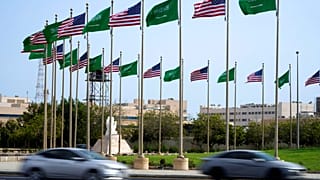 مركبات تسير بمحاذاة الأعلام الأمريكية والسعودية قبيل زيارة الرئيس الأمريكي جو بايدن، في ساحة بمدينة جدة، المملكة العربية السعودية، يوم الخميس 14 يوليو 2022. 
