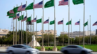 مركبات تسير بمحاذاة الأعلام الأمريكية والسعودية قبيل زيارة الرئيس الأمريكي جو بايدن، في ساحة بمدينة جدة، المملكة العربية السعودية، يوم الخميس 14 يوليو 2022. 