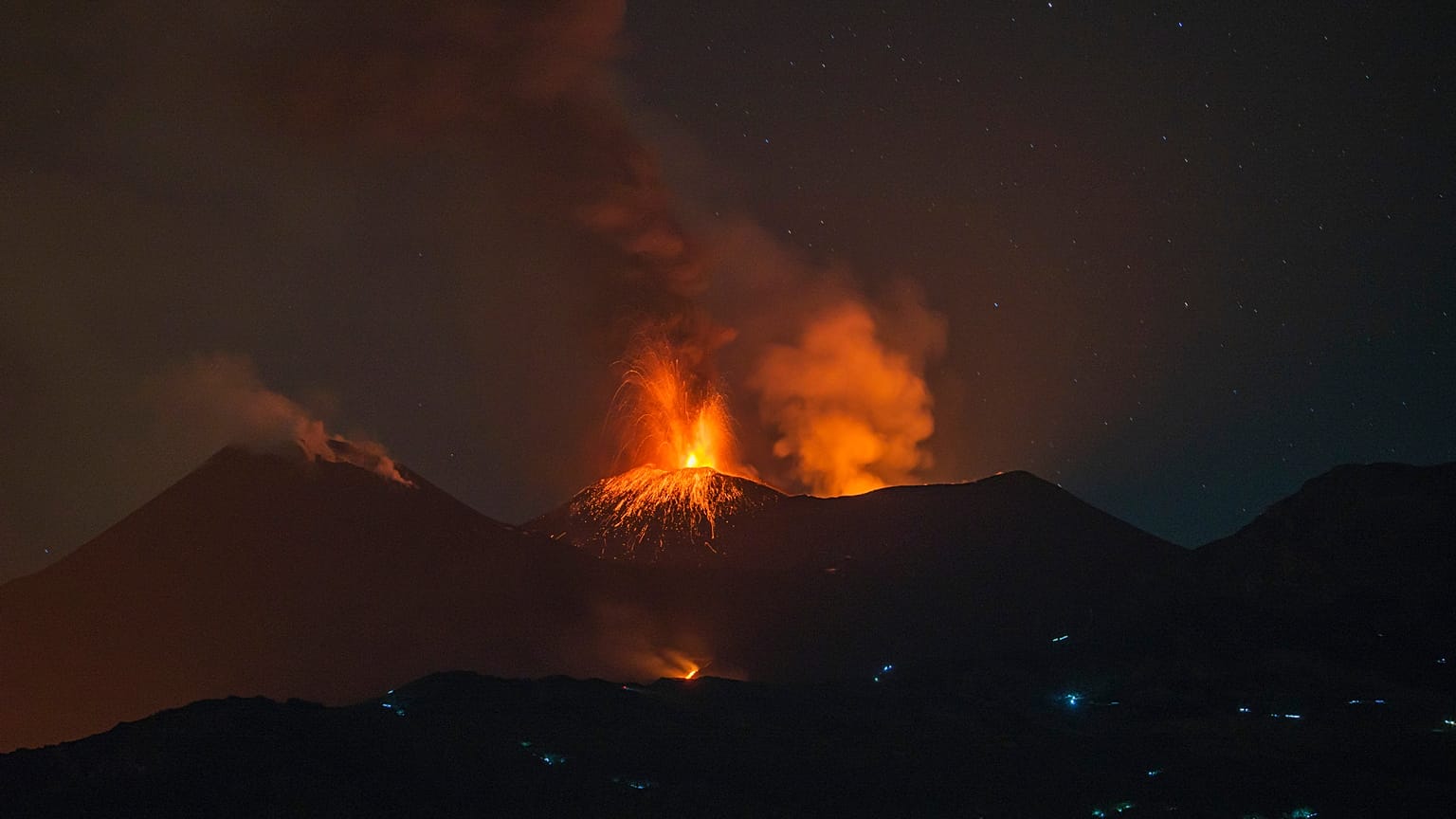 Vulcano Etna in eruzione, immagine d'archivio