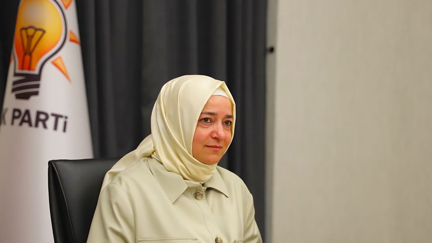 Fon iddiaları: AK Parti Genel Başkan Yardımcısı Betül Sayan Kaya istifa etti