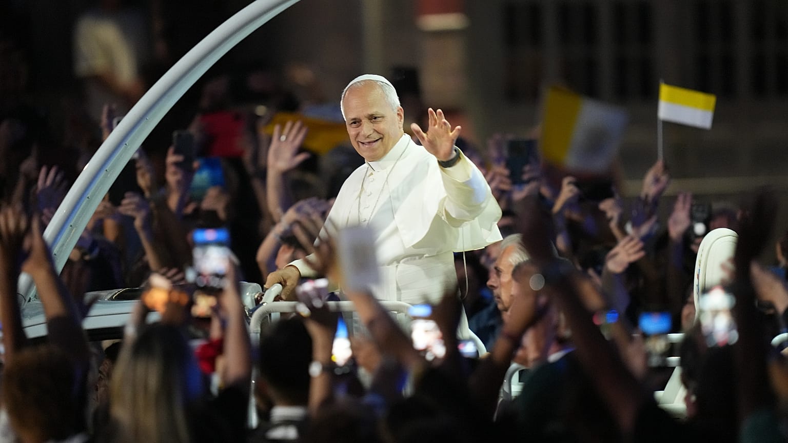 El papa León XIV saluda a la multitud camino de la oración en la gruta de las apariciones de Massabielle, en Lourdes.