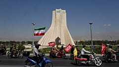سائقو دراجات نارية يمرون بجوار برج نصب "آزادي" (الحرية) خلال مسيرة للدراجات النارية نظمتها الدولة تحت اسم "جانفادا" - وتعني "التضحية من أجل إيران" - في طهران، إيران