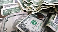 - تُظهر هذه الصورة الأرشيفية بتاريخ 6 سبتمبر 2017 جرة إكرامية تحتوي على أوراق نقدية بقيمة دولار واحد وخمسة دولارات